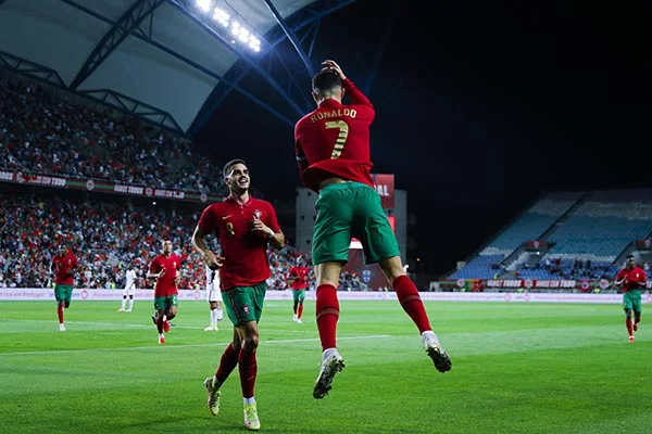 Hình 1: Huyền thoại người Bồ Đào Nha-Cristiano ronaldo